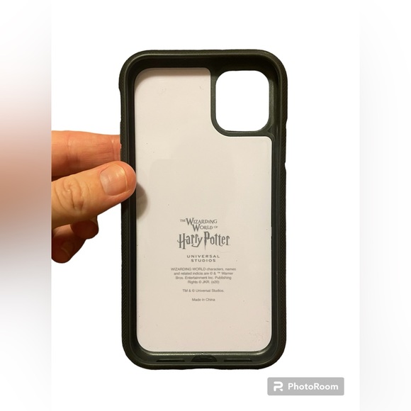 The Wizarding World Of Harry Potter Hogwarts iPhone 11 Case Universal Studios - Picture 2 of 4